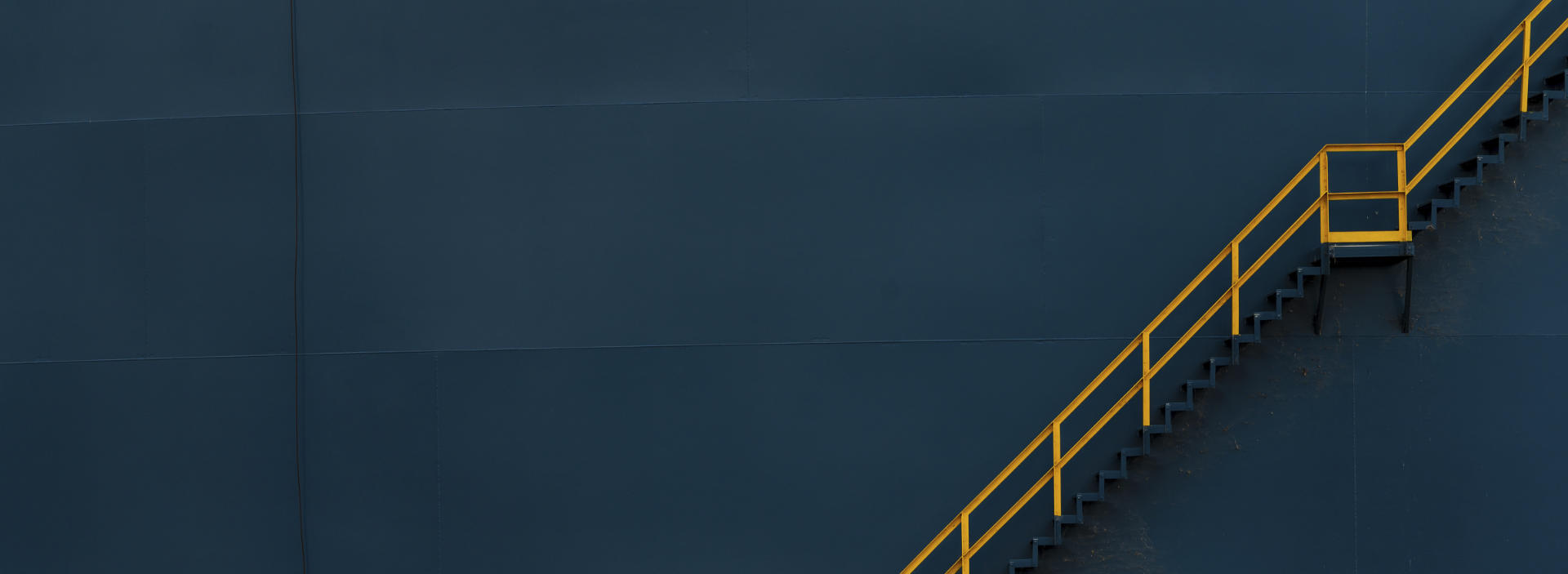 Escalera exterior en tanque de crudo