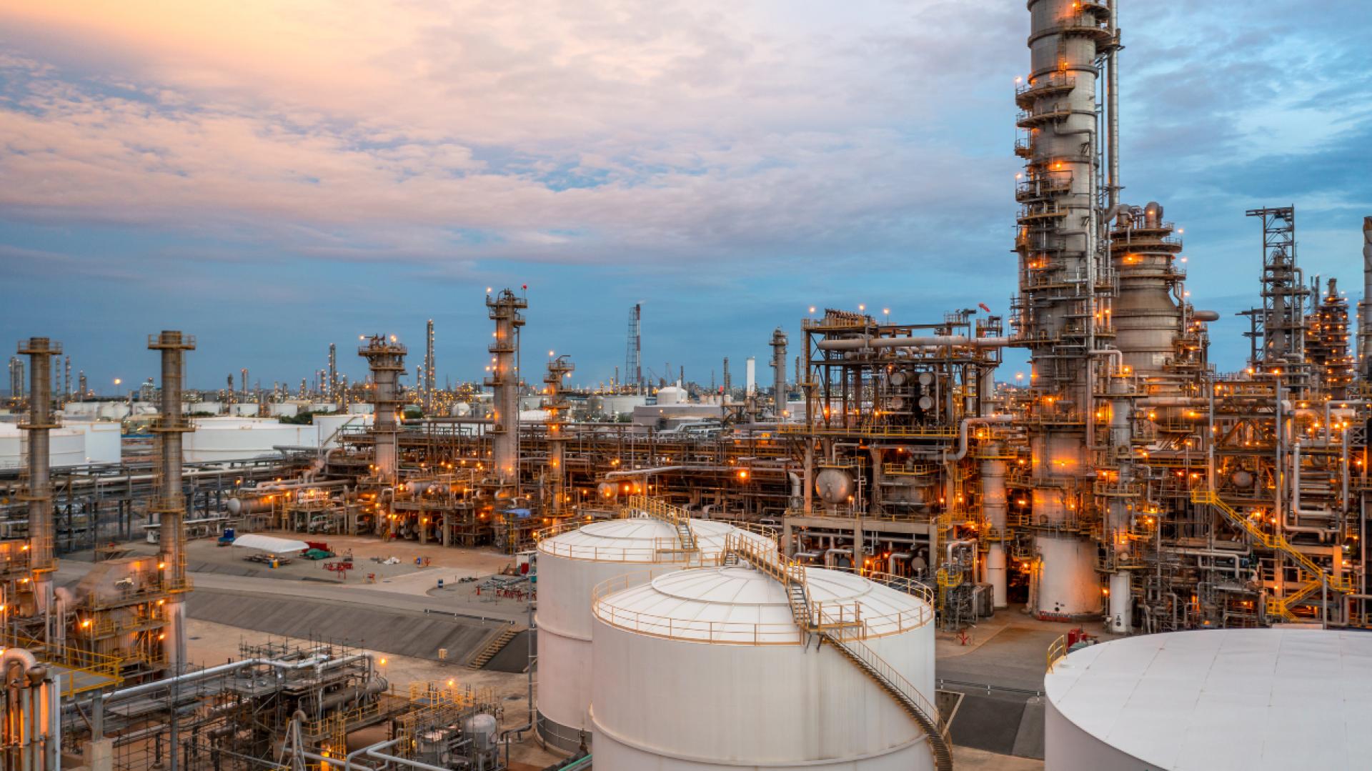 Precio del petróleo tuvo importante alza en el mercado: Factores que estarían elevando el costo