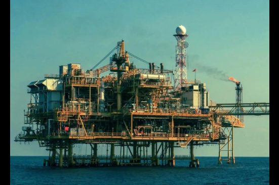 Petróleo sube 2% ante disminución de los temores sobre el sector bancario