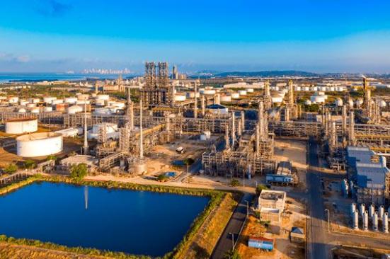 Refinería de Cartagena iniciará prueba de producción de combustible sostenible de aviación