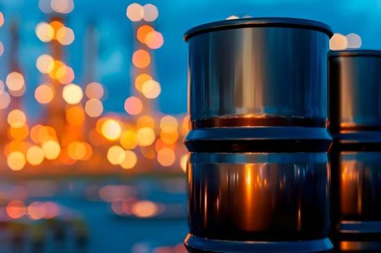 Baja demanda y aumento de crudo global golpean los precios del petróleo