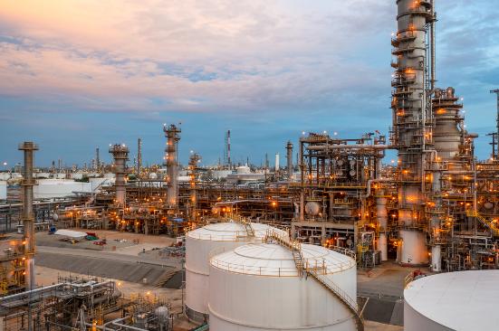 Precio del petróleo tuvo importante alza en el mercado: Factores que estarían elevando el costo